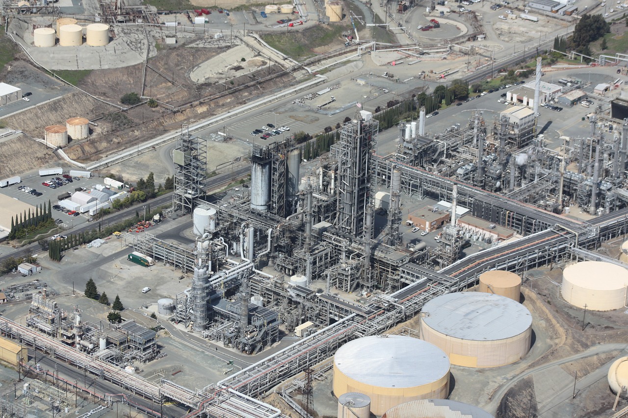 natural gas refinery